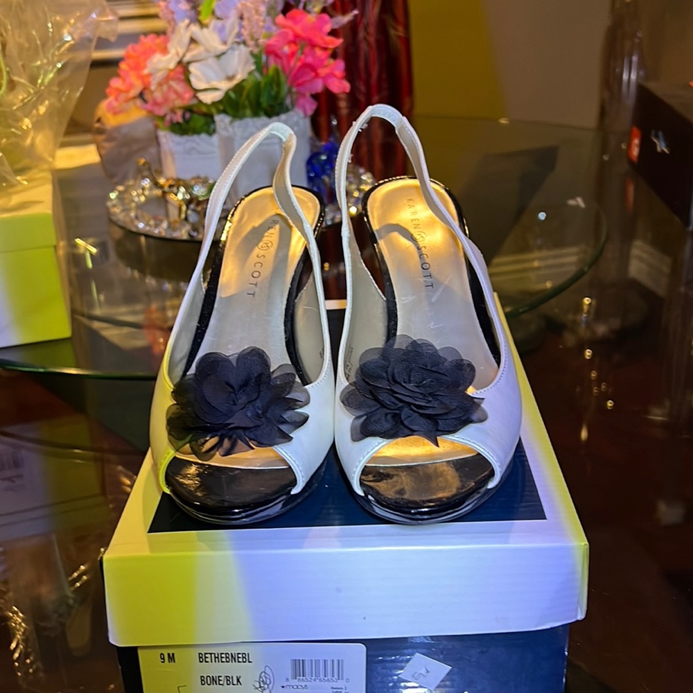 Karen Scott bone/blk peep toe sling back shoes